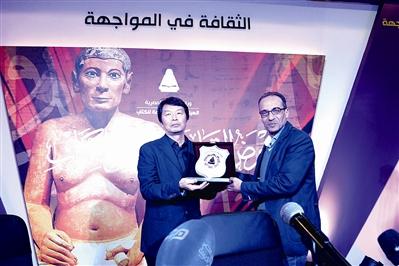 كاتب صيني يحصل على اعلى وسام  للثقافة المصرية لأول مرة