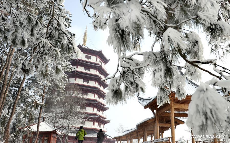 الصين الجميلة: الثلوج البيضاء تزين بحيرة وانفو في شرقي الصين