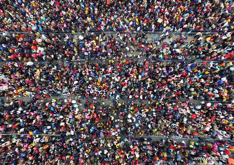 آلاف الركاب عالقون في محطة قوانغتشو
