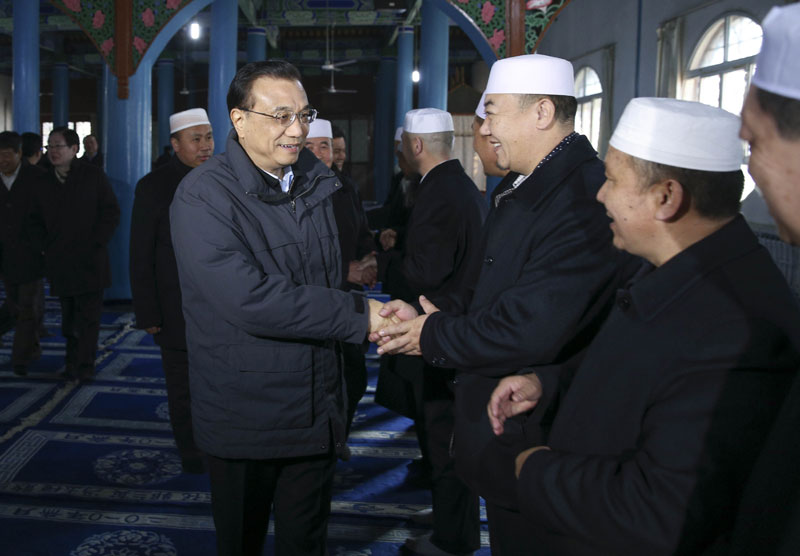 لي كه تشيانغ يزور مسجدا في نينغشيا ويتبادل الآراء مع شخصيات دينية مسلمة