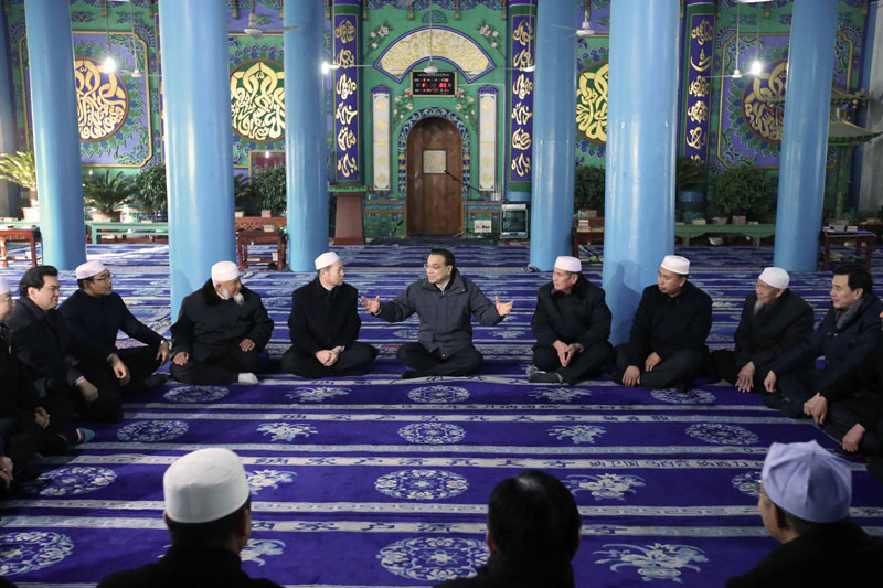 لي كه تشيانغ يزور مسجدا في نينغشيا ويتبادل الآراء مع شخصيات دينية مسلمة