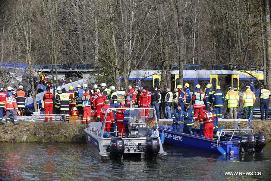 الشرطة: مقتل تسعة أشخاص على الأقل في حادث تصادم قطارين بألمانيا