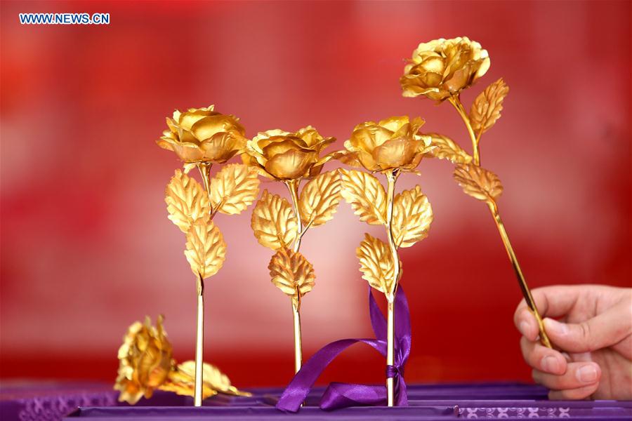 زهور ذهبية تستقبل عيد الحب