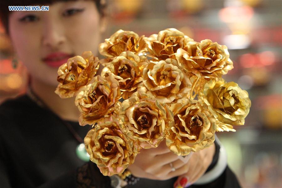 زهور ذهبية تستقبل عيد الحب