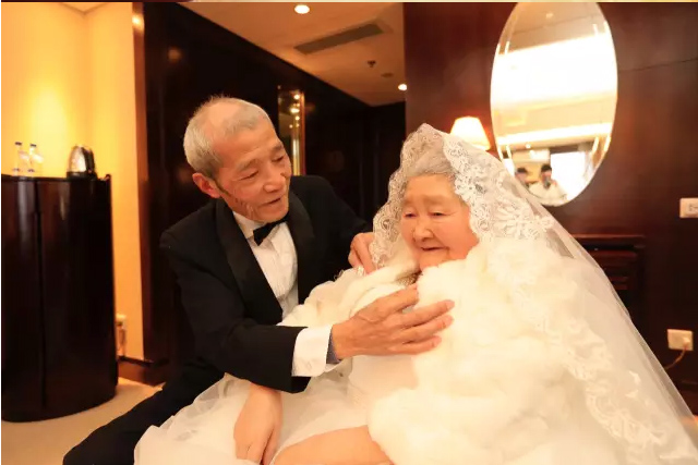 عجوز صيني في سن الـ 84 عاما يستأجر مبنى للتعبير عن حبه لزوجته