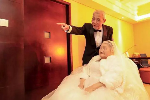 عجوز صيني في سن الـ 84 عاما يستأجر مبنى للتعبير عن حبه لزوجته