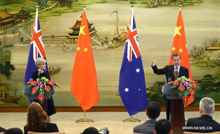 وزير الخارجية: نشر الصين منشآت دفاع محدودة لا يتعلق بعسكرة بحر الصين الجنوبي