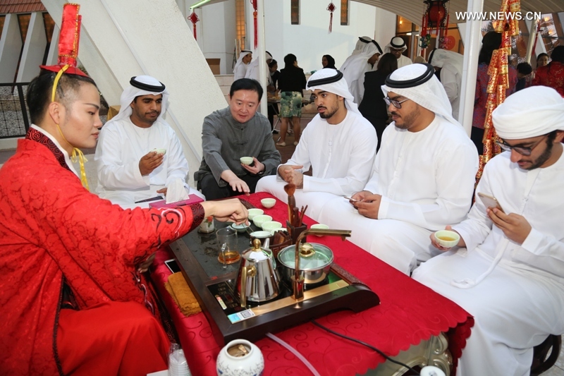 الطلاب الإماراتيون يجربون التقاليد الصينية لاستقبال السنة القمرية الجديدة