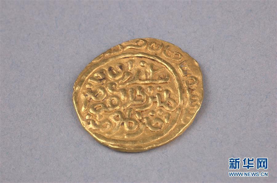 10 ألاف يوان لمن يفهم الكلمات العربية بخط كوفي على العملات الذهبية الهندية