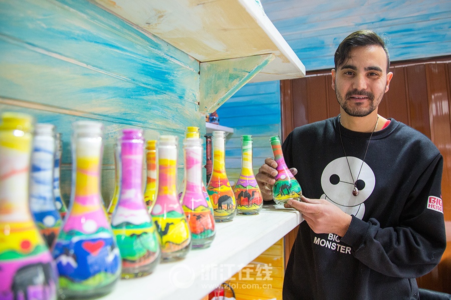زجاجات الرمل الملون..فن عربي يشد الصينيين