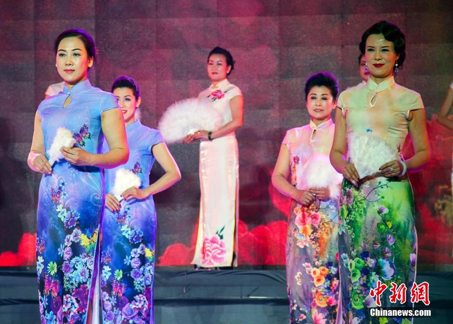 عرض أزياء شينجيانغ يحتفل بيوم المرأة العالمي
