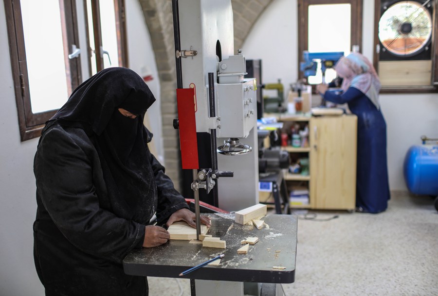 نساء فلسطينيات في غزة يتغلبن على الفقر بالعمل في مهنة النجارة