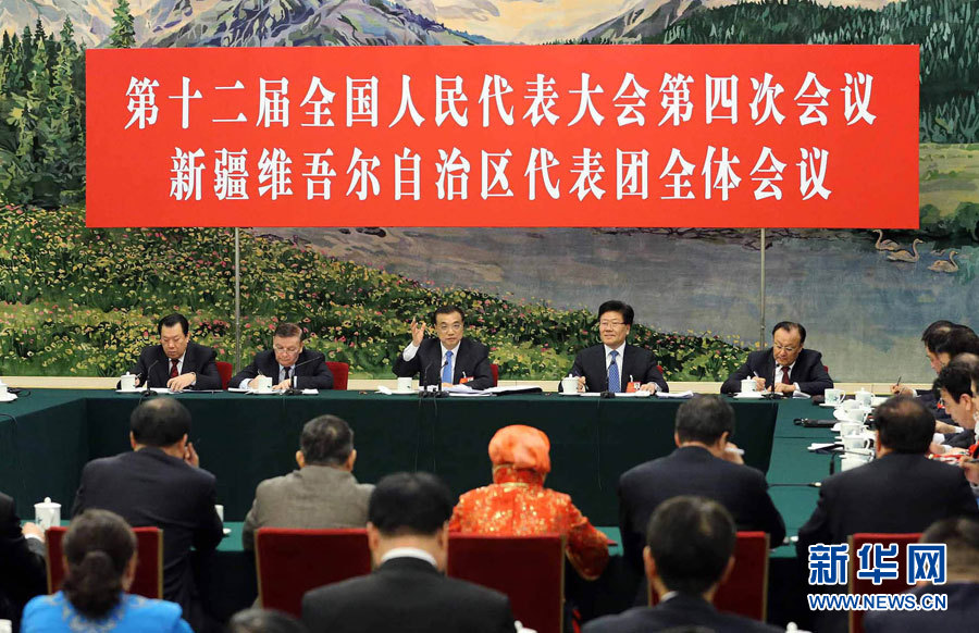 بفيديو: رئيس مجلس الدولة الصيني يشارك وفد شينجيانغ في المراجعة