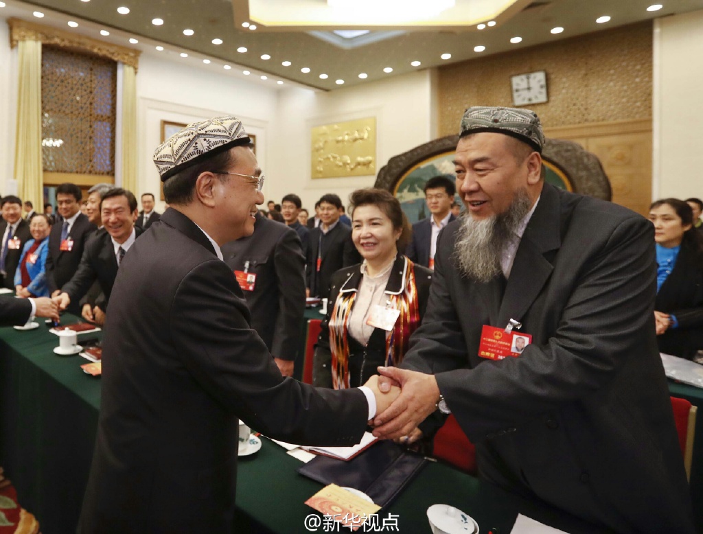 بفيديو: رئيس مجلس الدولة الصيني يشارك وفد شينجيانغ في المراجعة
