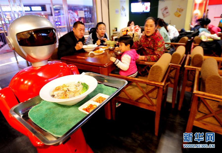 مطعم صيني يوظف روبوتا لخدمة زبائنه