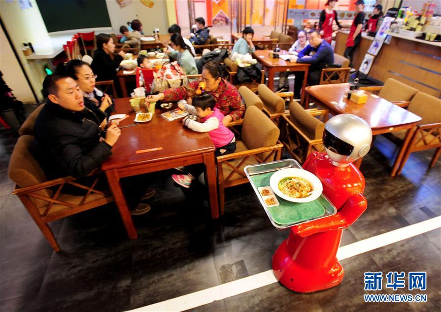 مطعم صيني يوظف روبوتا لخدمة زبائنه