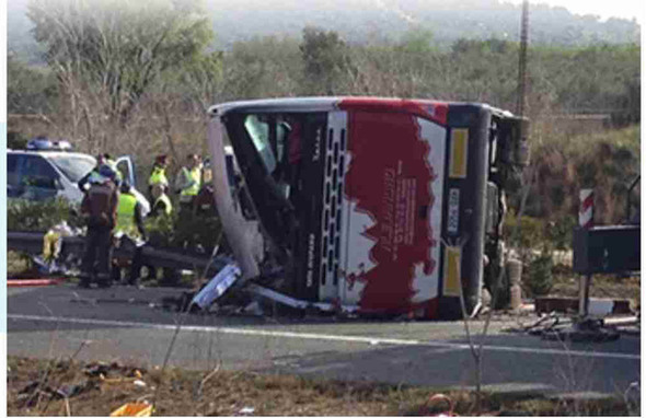 مصرع 13 طالبا وإصابة 30 آخرين في تحطم حافلة بأسبانيا
