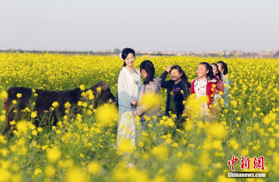 مسؤولة حكومية ريفية صينية ترتدى الأزياء التقليدية لترويج السياحة المحلية