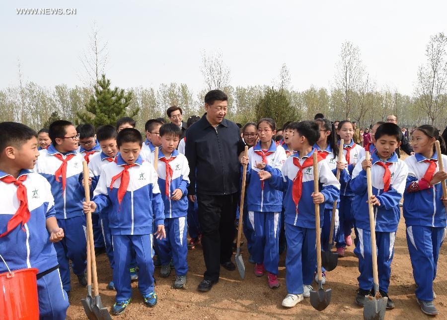 الرئيس الصيني يساهم في حملة لزراعة الأشجار في بكين