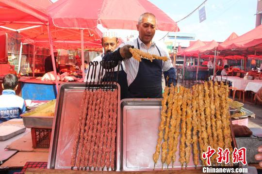 أطباق شينجيانغ اللذيذة تجذب عددا كبيرا من الزوار