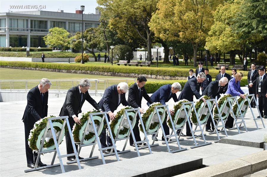 كيري يقوم بزيارة تاريخية للحديقة التذكاري لضحايا هيروشيما