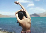 إمرأة تثير جدلا في الصين بسبب إلتقاطها صورا عارية بجانب بحيرة مقدسة بالتبت