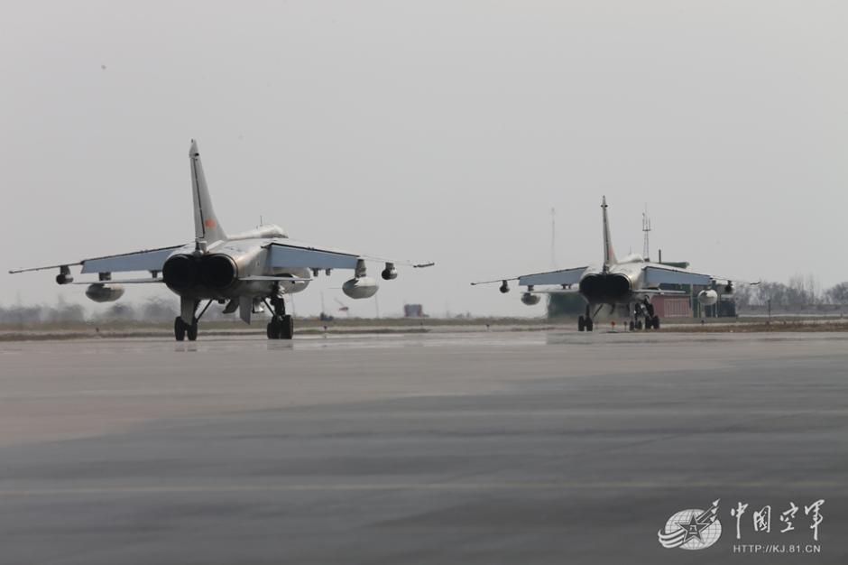 ربانات طائرات يقدن قاذفات قنابل من طراز اف بي سي-1 للقوات الجوية الصينية لأول مرة