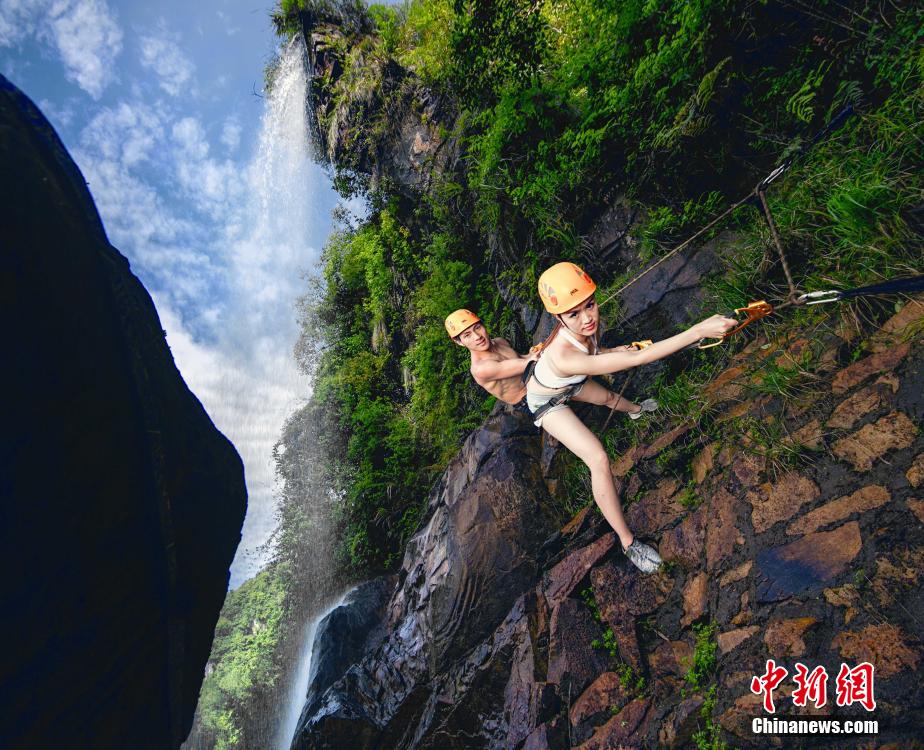 شاب صيني يطلب يد صديقته على حافة الهاوية