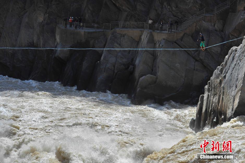 مغامر صيني نجح في عبور أخطر مضيق نهري صيني على حبل لين