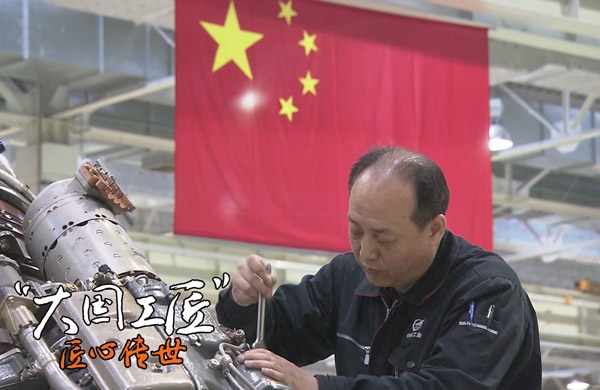 بفيديو: لى تشى تشيانغ وتجميع الطائرات المقاتلة في الصين