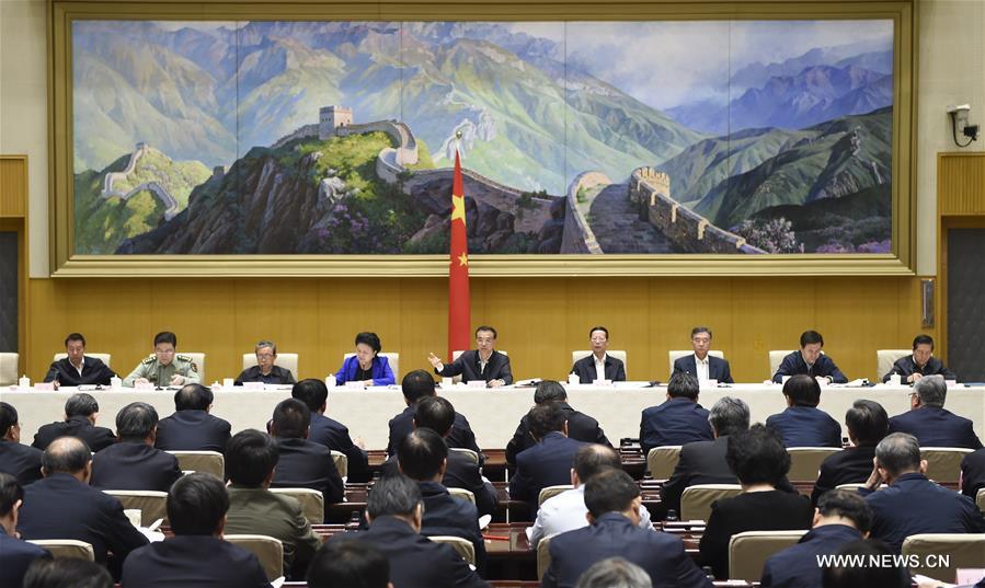 تقرير أخباري: رئيس مجلس الدولة الصيني يحث على تنظيم الحوكمة لتحفيز الاقتصاد