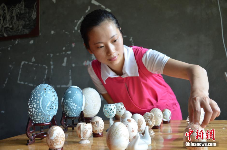 عالم فتاة صينية من ذوي الإحتياجات الخاصة على قشر البيض