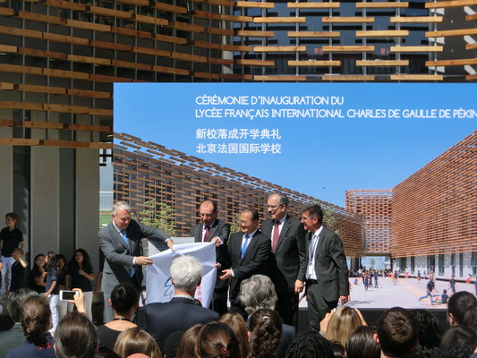 وزير خارجية فرنسا يفتتح مبنى جديدا للمدرسة الفرنسية الدولية ببكين