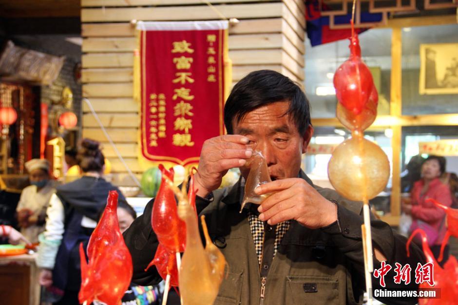 نفخ تماثيل السكر.. سحر الصناعات الحرفية التقليدية في بكين