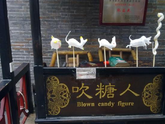 نفخ تماثيل السكر.. سحر الصناعات الحرفية التقليدية في بكين