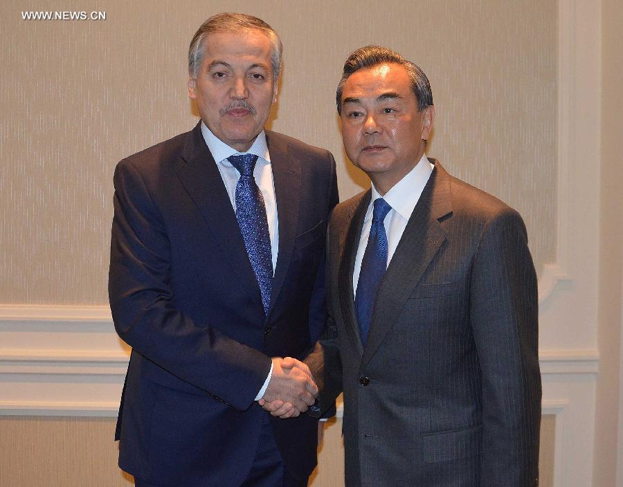 وزيرا خارجية الصين وطاجيكستان يناقشان العلاقات