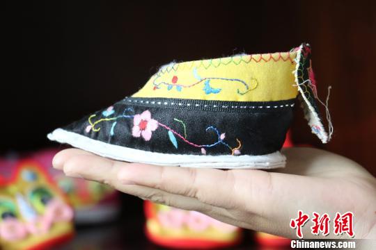 قصة العجوز الصيني مع أحذيته المطرزة 