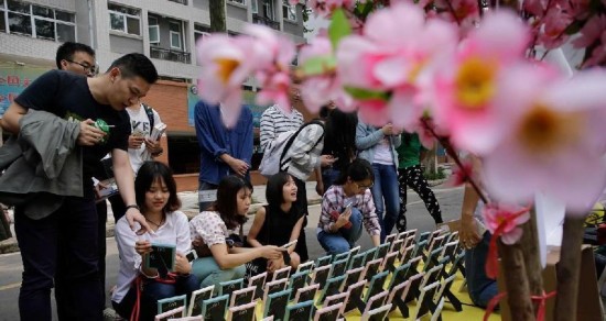 بيع الزهور المتساقطة فى الجامعة يشهد إقبالا من قبل الخريجين