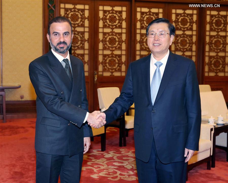 كبير المشرعين الصينيين يلتقي بمستشار سياسي عماني بارز