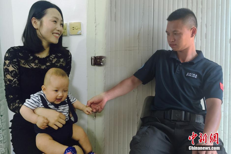 يوم الطفل.. جنود حفظ السلام الصينيون في ليبيريا يجتمعون مع أولادهم فى صور مركبة
