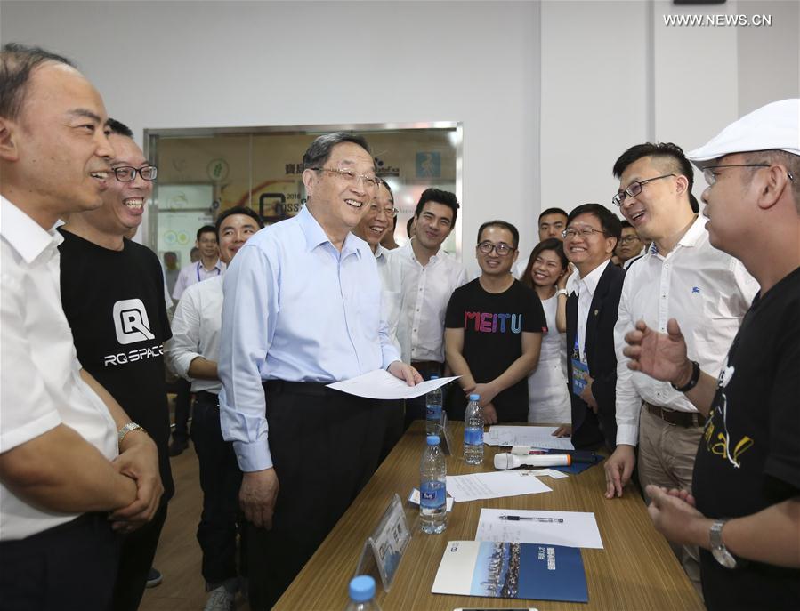 كبير المستشارين السياسيين يلتقي بمنظمى أعمال شباب من تايوان