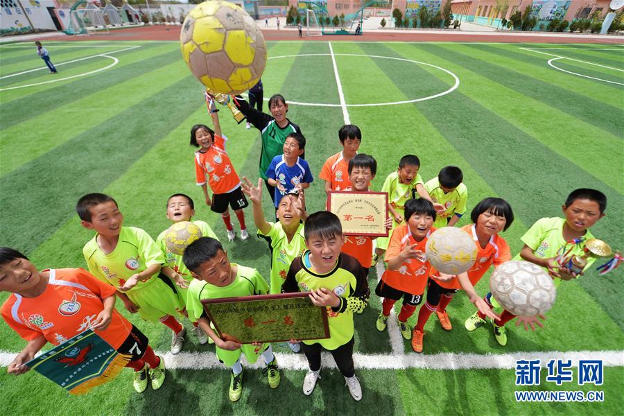 قصة الصور: حلم الأطفال في هضبة اللوس الصينية عن كرة القدم