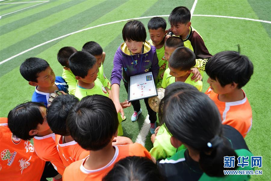 قصة الصور: حلم الأطفال في هضبة اللوس الصينية عن كرة القدم