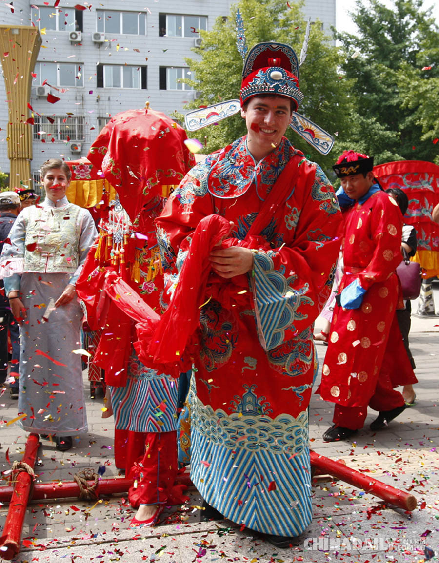 بالصور .. حفل زفاف أمريكي بصينية وفق تقاليد الزواج الصينية القديمة