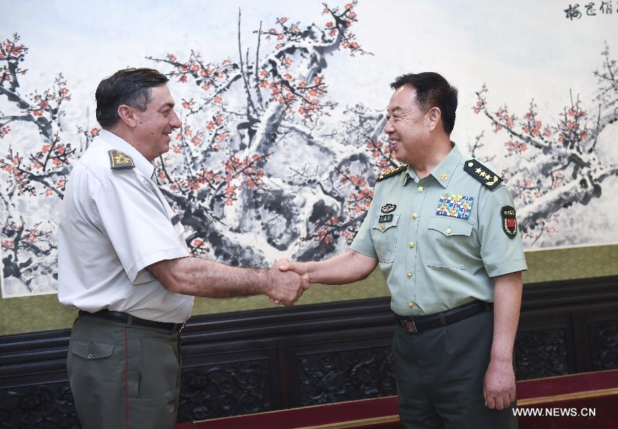 ضابط كبير من الجيش الصيني يجتمع مع قائد القوات المسلحة الصربية