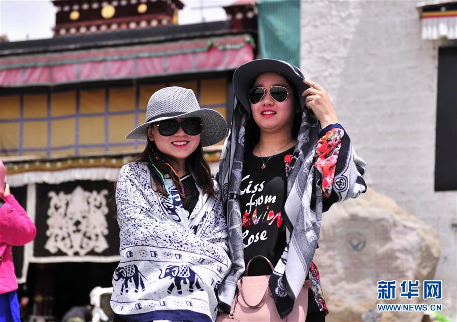 خط حديدي ينظم موارد هضبة تشينغهاى-التبت السياحية