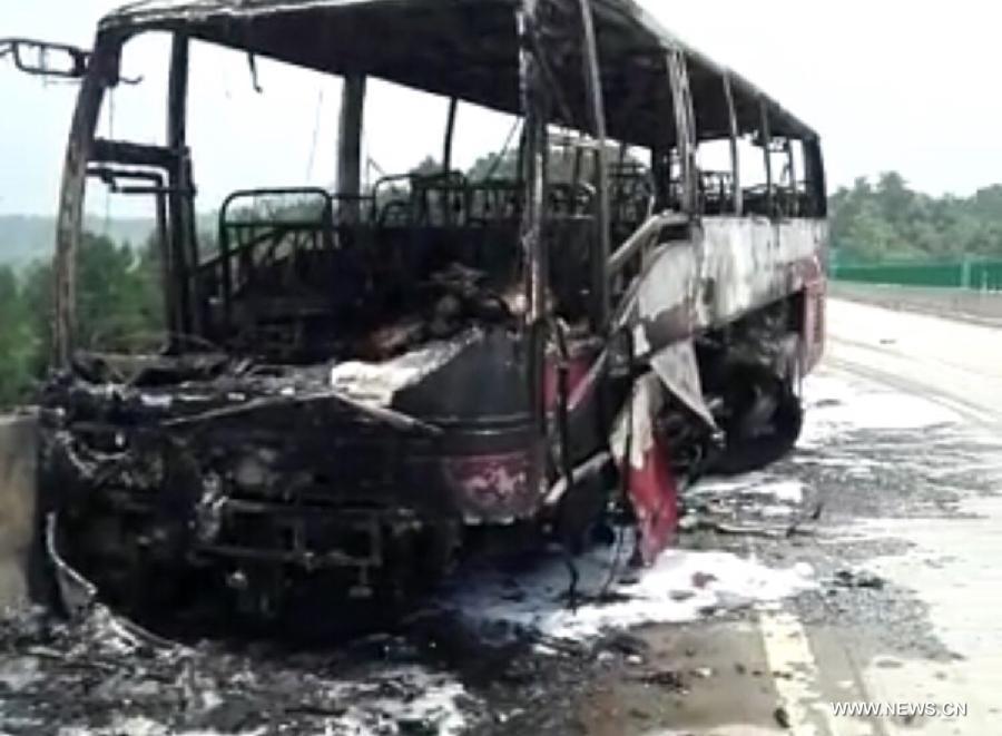 مقتل 35 شخصا اثر اندلاع حريق بحافلة وسط الصين