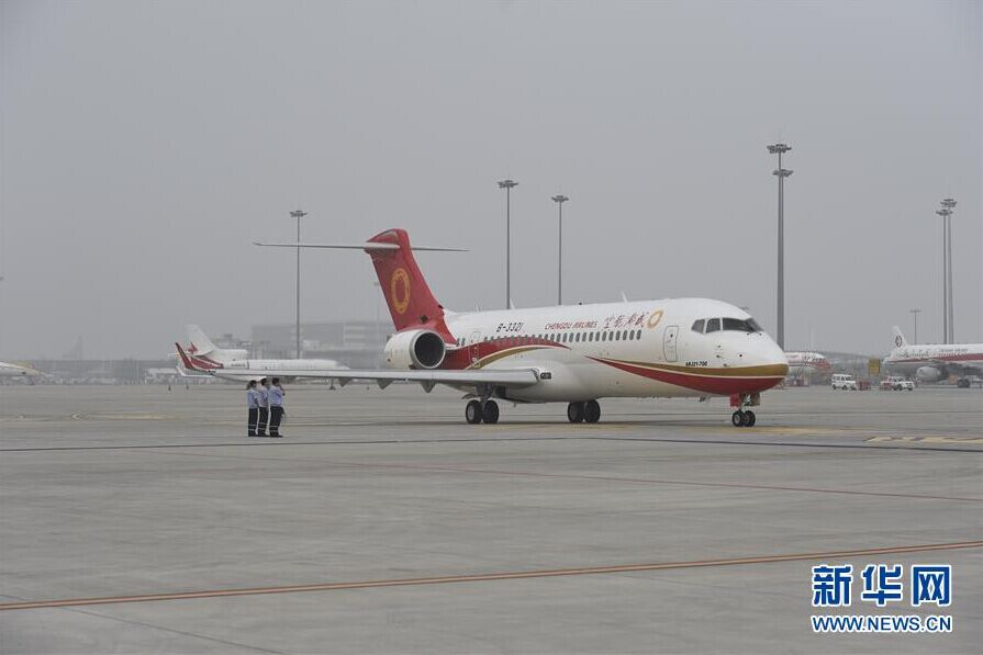 الرحلة التجارية الأولى لأول طائرة صينية الصنع من طراز ARJ21-700