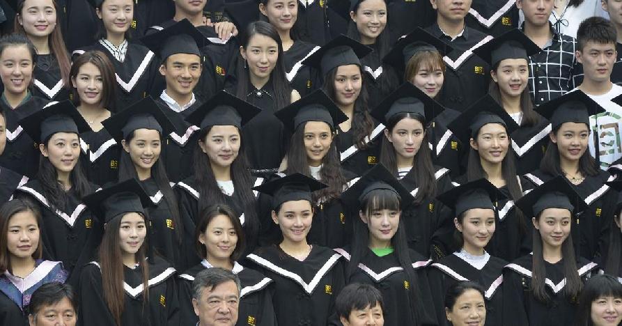 بالصور: الحسناوات المتخرجات من أكاديمية بكين للسينما يلتقطن صورا جماعية