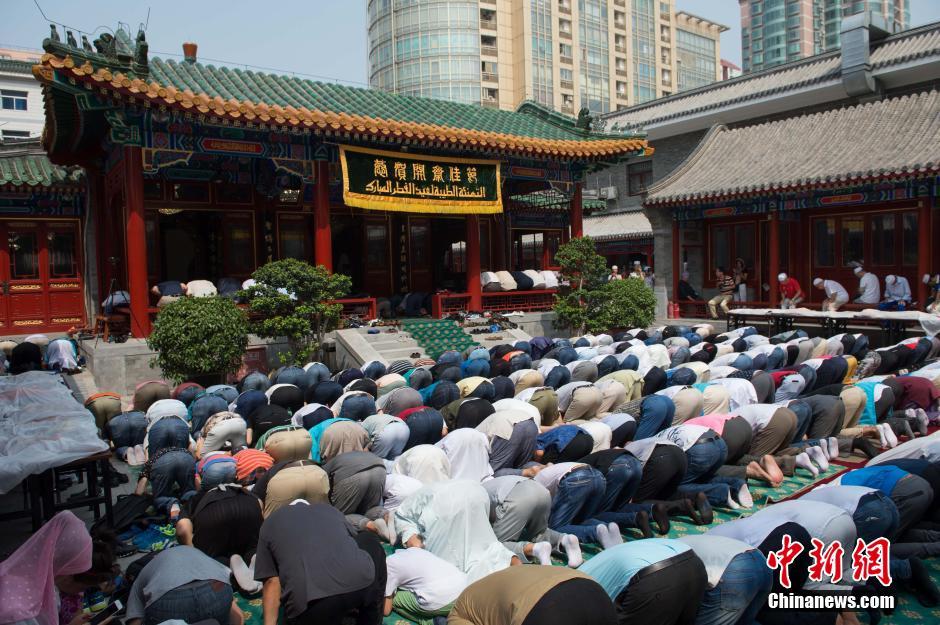 المسلمون الصينيون يحتفلون بعيد الفطر المبارك